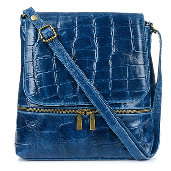 Włoska skórzana torebka damska listonoszka niebieski jeans Wzór CROCO.