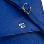 Niebieska mała skórzana torebka listonoszka. Klapka.