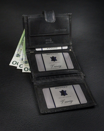 Praktyczny, pionowy portfel męski z zapinką z błyszczącej skóry naturalnej — Rovicky