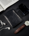 Funkcjonalny, pionowy portfel męski bez zapięcia ze skóry naturalnej — Rovicky