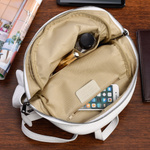 Elegancki, mały biały skórzany plecak damski. Suwak. A5.