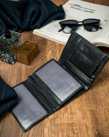 Prosty, składany portfel męski pionowy ze skóry naturalnej — Buffalo Wild