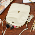 Ecru Torebka Listonoszka ze skóry z klapą na suwak. Kremowa