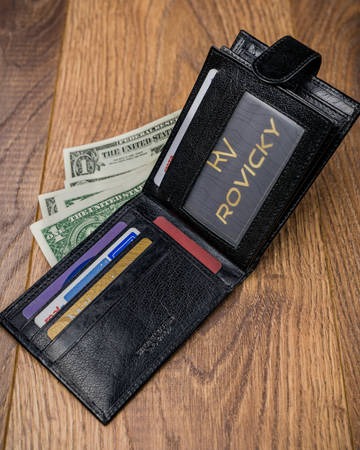 Poziomy, klasyczny portfel męski z zapięciem, skóra licowa, RFID Stop — Pierre Andreus