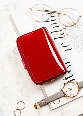 Czerwony portfel damski pionowy. Skóra naturalna z ochroną RFID