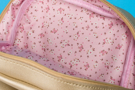 Damska kosmetyczka złota - w zestawie. Zamykana na suwak.