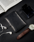 Praktyczny, pionowy portfel męski z zapinką z błyszczącej skóry naturalnej — Rovicky