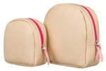 Damska kosmetyczka beżowa w zestawie. Zamykana na suwak.