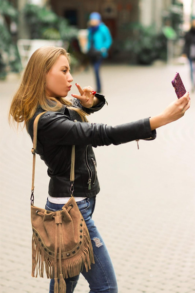 Modna Skórzana Zamszowa torebka worek w stylu boho z frędzlami Beżowa