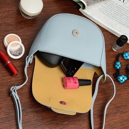 Błękitna skórzana torebka listonoszka podkowa