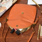 Camelowa Torebka Listonoszka ze skóry z klapą na suwak