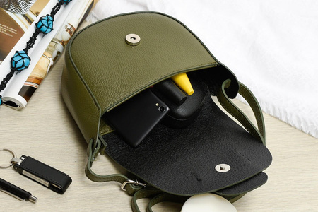 Oliwkowa skórzana torebka listonoszka podkowa