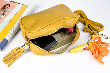 Mała żółta torebka skórzana listonoszka z frędzlem