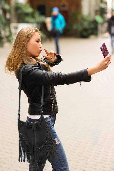 Modna Skórzana Zamszowa torebka worek w stylu boho z frędzlami Czarna