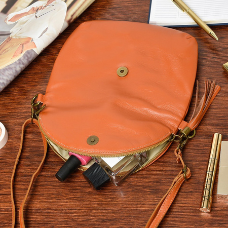 Camelowa Torebka Listonoszka ze skóry z klapą na suwak