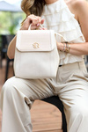 Mały plecak damski beżowy. Elegancki niczym torebka