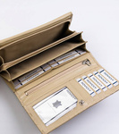 Duży pikowany skórzany portfel damski beżowy. Zatrzask.