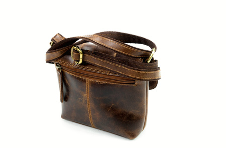 Mała torebka damska ze skóry brązowa listonoszka 