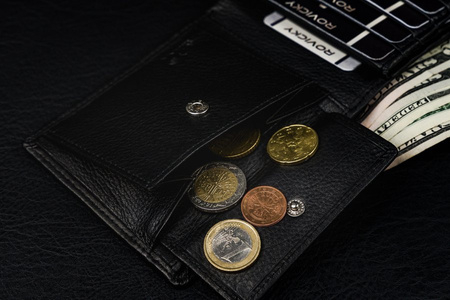 Męski portfel skórzany z tyłem zdobionym wzorem skóry węża — Pierre Andreus