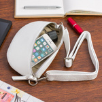 Biała saszetka skórzana damska nerka z paskiem