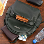 Elegancki, mały ciemnozielony skórzany plecak damski. Suwak. A5.