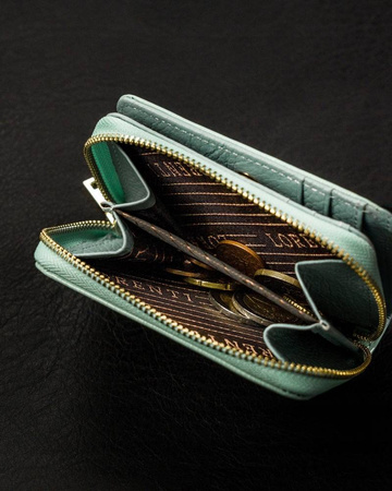 Mały skórzany portfel damski lakierowany RFID. Zielony miętowy