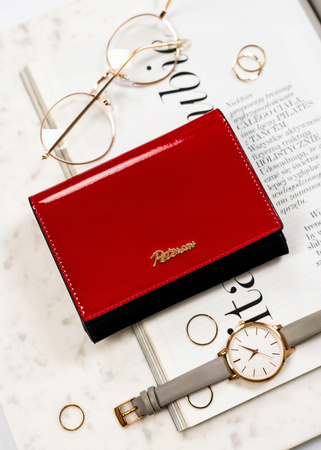 Czerwony portfel skórzany z portmonetką i okienkiem. RFID