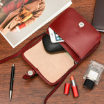 Zgrabna bordowa mała torebka skórzana włoska. Regulowany pasek.