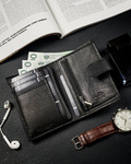 Pionowy, czarny portfel męski ze skóry naturalnej, ochrona RFID — Rovicky