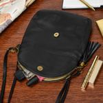 Czarna Torebka Listonoszka ze skóry z klapą na suwak