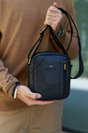 Czarna skórzana listonoszka męska torba na długim pasku