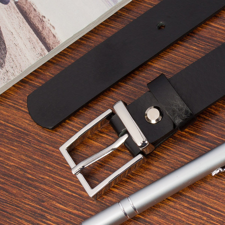 Czarny pasek damski skórzany. Srebrna klamra. 105 cm.