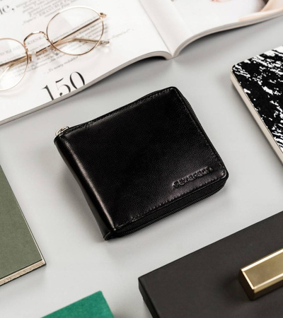 Poręczna, czarna skórzana portfel-portmonetka damska. Suwak. RFID.