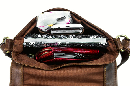 Mała torebka damska ze skóry brązowa listonoszka 