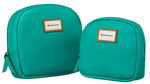 Damska kosmetyczka turkusowa w zestawie. Zamykane na suwak.