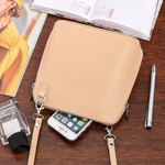 Mała beżowa torebka damska listonoszka skórzana