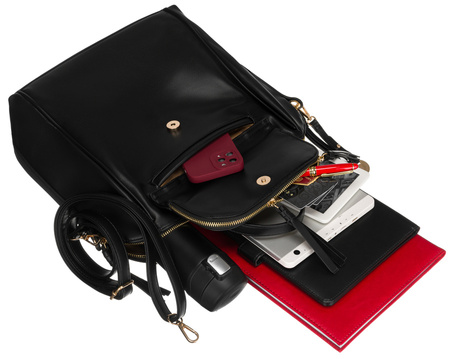 Pojemna, czarna damska torebka listonoszka ze skóry ekologicznej na suwak.