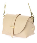 Mała skórzana torebka damska kuferek kopertówka na łańcuszku. Beżowa