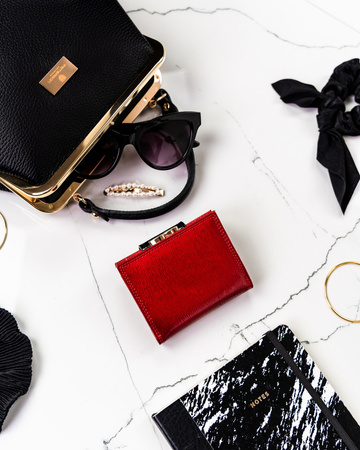 Lakierowany mały skórzany portfel damski CZERWONY na zatrzask. RFID.