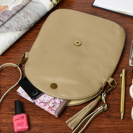 Beżowa Torebka Listonoszka ze skóry z klapą na suwak