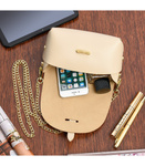 Mała skórzana torebka damska kuferek kopertówka na łańcuszku. Beżowa