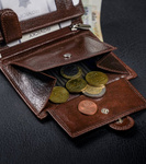 Klasyczny, zapinany portfel męski pionowy z naturalnej skóry z technologią RFID - Rovicky