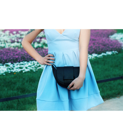 Oliwkowa skórzana torebka listonoszka podkowa