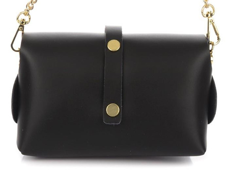 Mała skórzana torebka damska chabrowa kopertówka na łańcuszku