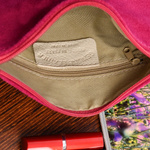 Fuksjowa mała torebka damska zamszowa, suwak