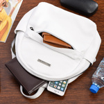 Elegancki, mały biały skórzany plecak damski. Suwak. A5.