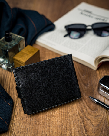 Poziomy, klasyczny portfel męski z zapięciem, skóra licowa, RFID Stop — Pierre Andreus