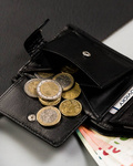 Duży skórzany męski portfel czarny zamykany Na Zatrzask. Wzór. RFID.
