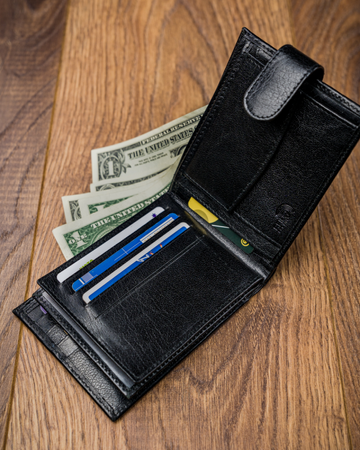 Poziomy, klasyczny portfel męski z zapięciem, skóra licowa, RFID Stop — Pierre Andreus