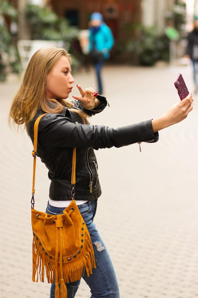 Modna Włoska Zamszowa torebka worek w stylu boho z frędzlami Camelowa